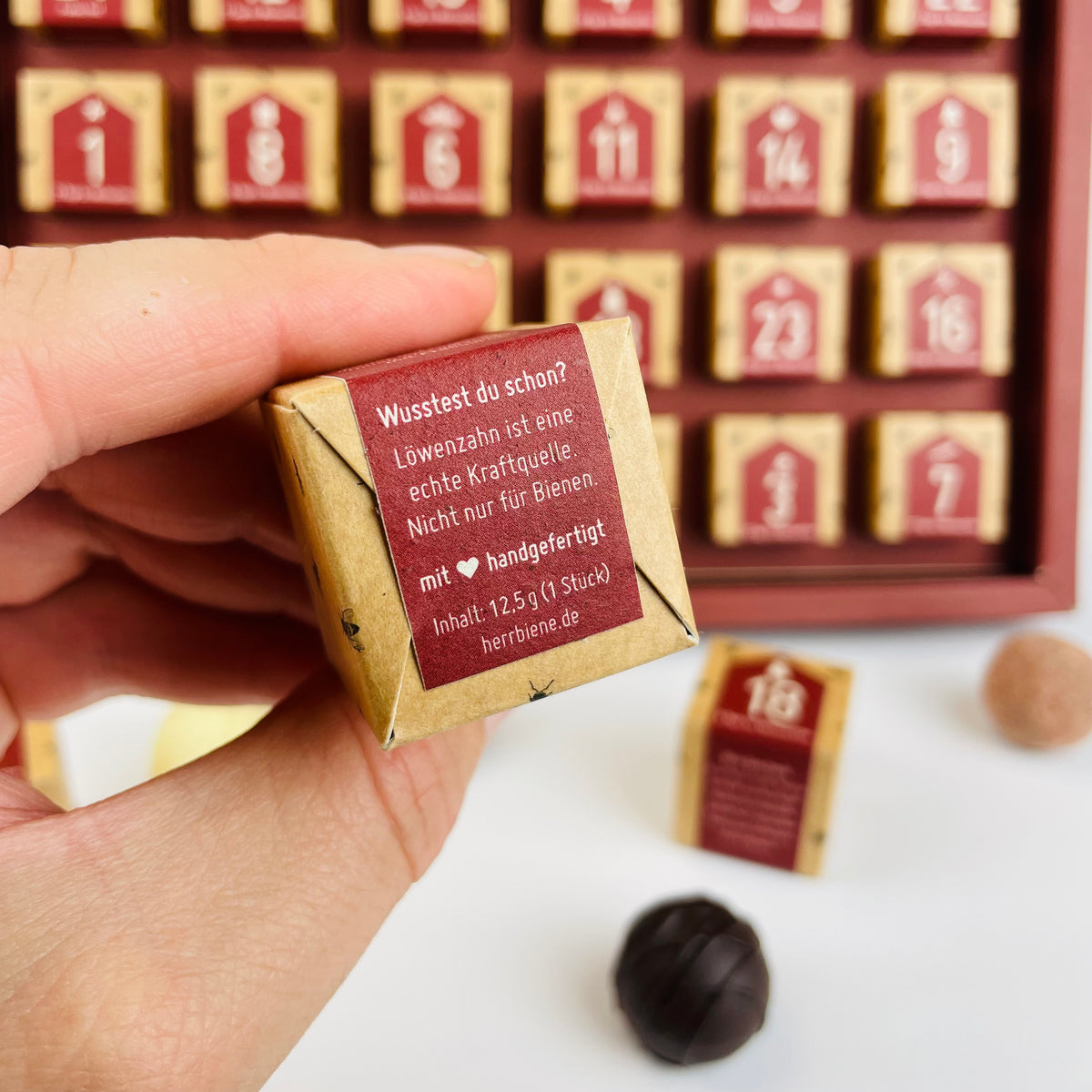Honigpralinen Adventskalender mit Detailansicht über Bienenwissen